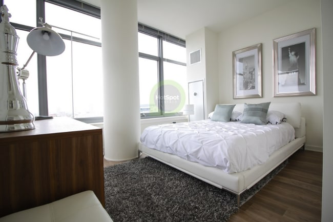 355 W Chestnut St in Chicago, IL - Foto de edificio - Building Photo