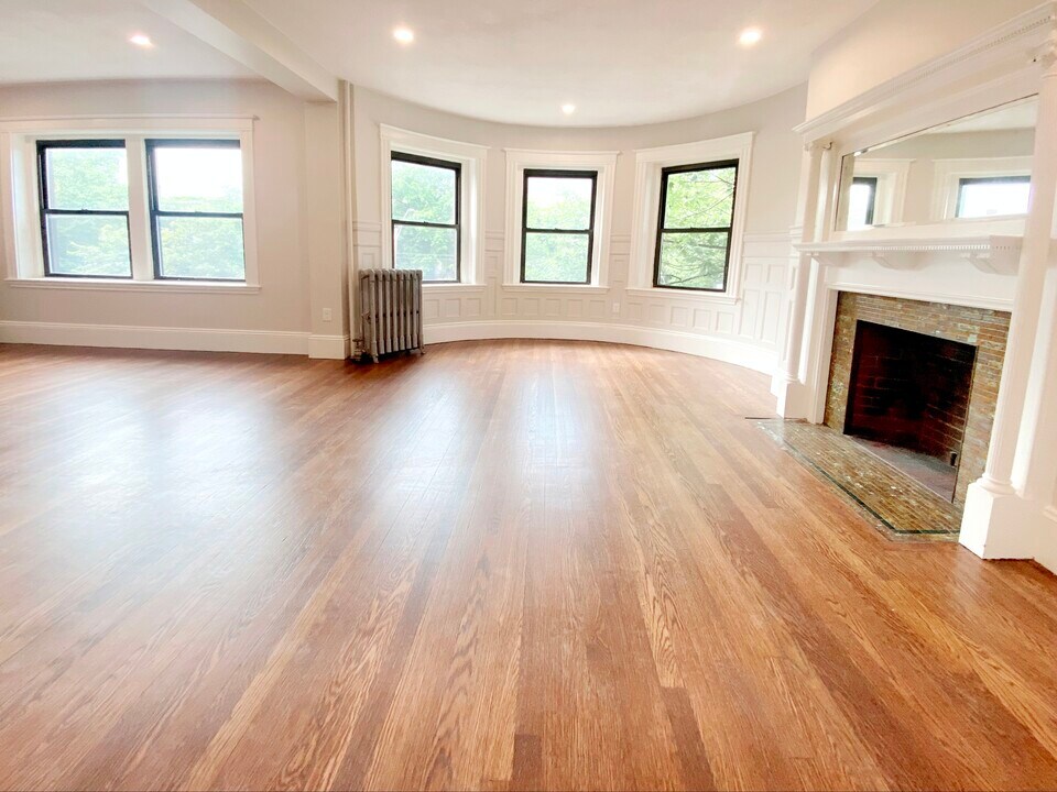 1855 Beacon St, Unit 2 in Brookline, MA - Building Photo