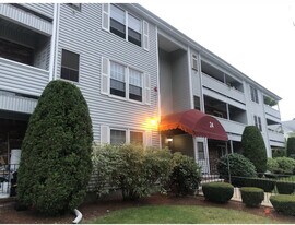 24 South St, Unit 2b 2b Medford Square Apt in Medford, MA - Building Photo