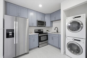 9907 NW 9th St Cir in Miami, FL - Building Photo - Building Photo