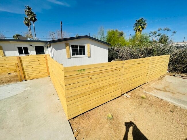 2346 W Orangewood Ave in Phoenix, AZ - Building Photo - Building Photo