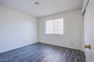 2696 Jennydiane Dr in Las Vegas, NV - Building Photo - Building Photo