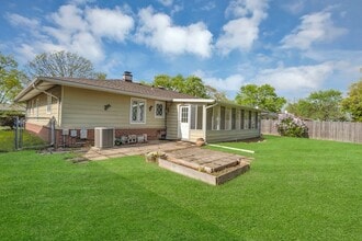 601 Sycamore Dr in Elk Grove Village, IL - Building Photo - Building Photo