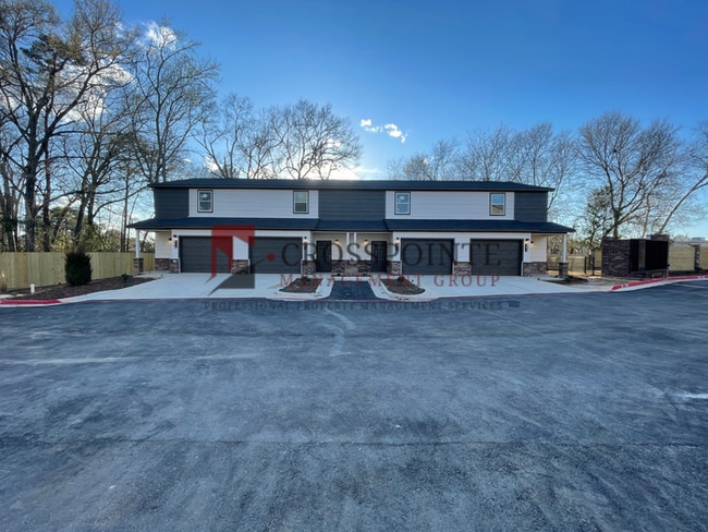 property at 1927 Lindbergh Dr