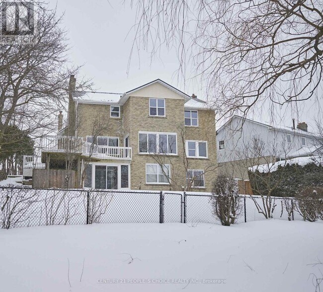 102 Hialeah Crescent in Whitby, ON - Building Photo - Building Photo