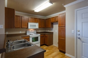 Huntington Beaumont in Beaumont, TX - Building Photo