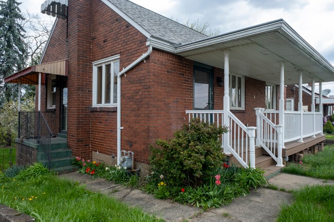713 Overhill Dr in North Versailles, PA - Foto de edificio - Building Photo