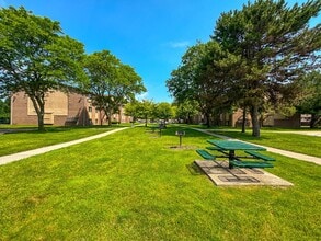 Woodland Villa Apartments in Westland, MI - Foto de edificio - Building Photo