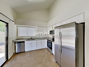 11106 E Becker Ln in Scottsdale, AZ - Building Photo - Building Photo