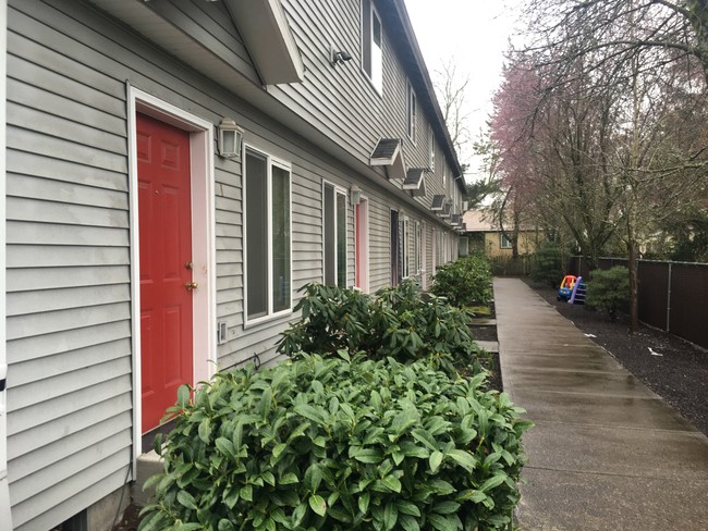 Garden Apartments in Portland, OR - Building Photo - Building Photo