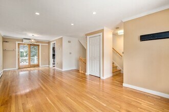 157 W 3rd St, Unit 156 in Boston, MA - Foto de edificio - Building Photo