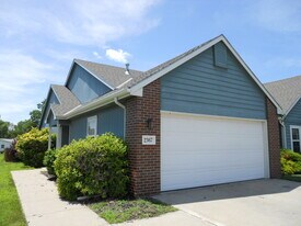 2367 Surrey Dr in Lawrence, KS - Building Photo