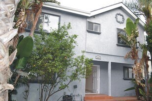 6407 Gentry Ave in North Hollywood, CA - Building Photo