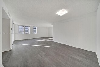 1500 Bay Rd, Unit S-1468 in Miami Beach, FL - Building Photo - Building Photo
