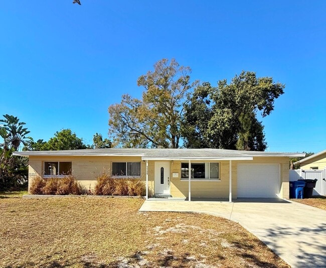 5520 Hobson St NE in St. Petersburg, FL - Foto de edificio - Building Photo