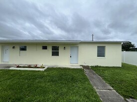 2270 Aaron St in Port Charlotte, FL - Building Photo