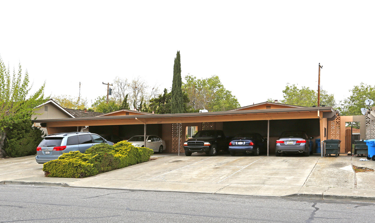 2225 Royal Dr in Santa Clara, CA - Building Photo