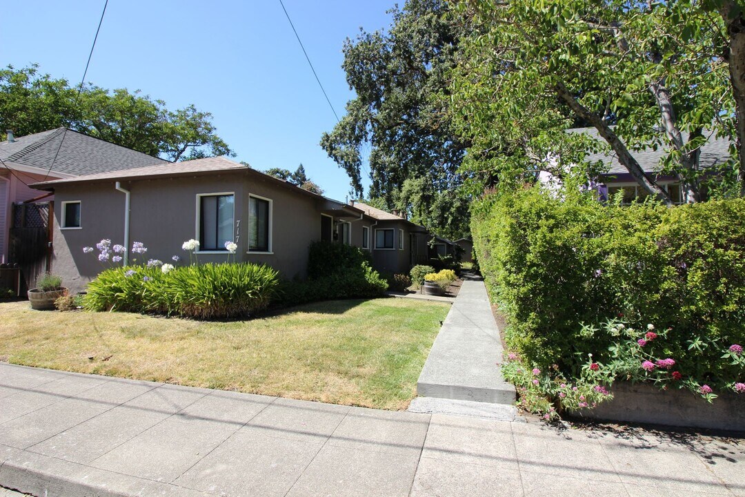 717 Charles St, Unit #B in Santa Rosa, CA - Building Photo