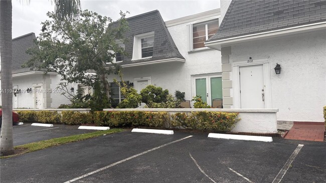 808 NE 27th Ave in Hallandale Beach, FL - Building Photo - Building Photo