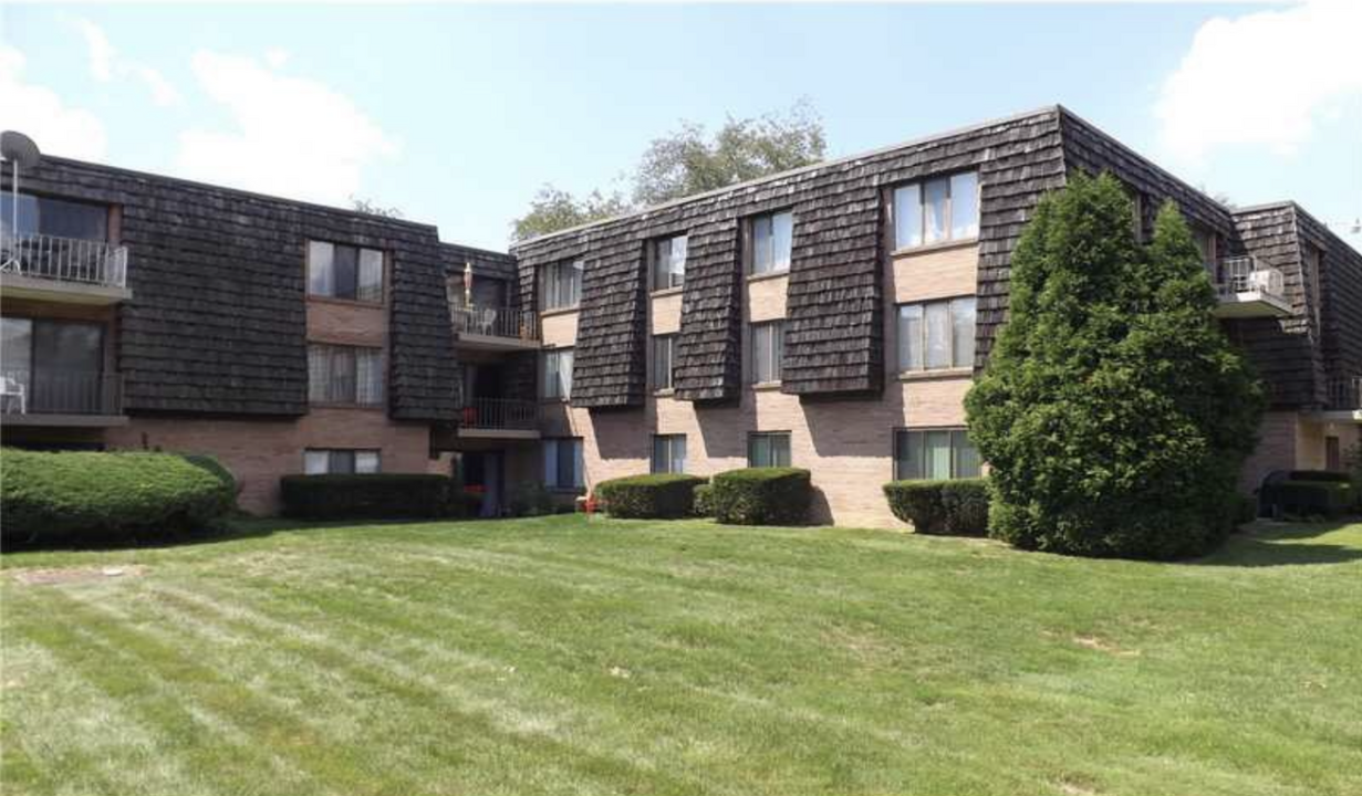 1413 Forest Green Dr in Coraopolis, PA - Building Photo