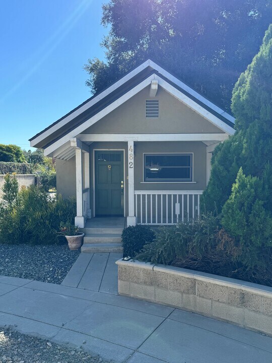 482 W Hammond St in Pasadena, CA - Building Photo