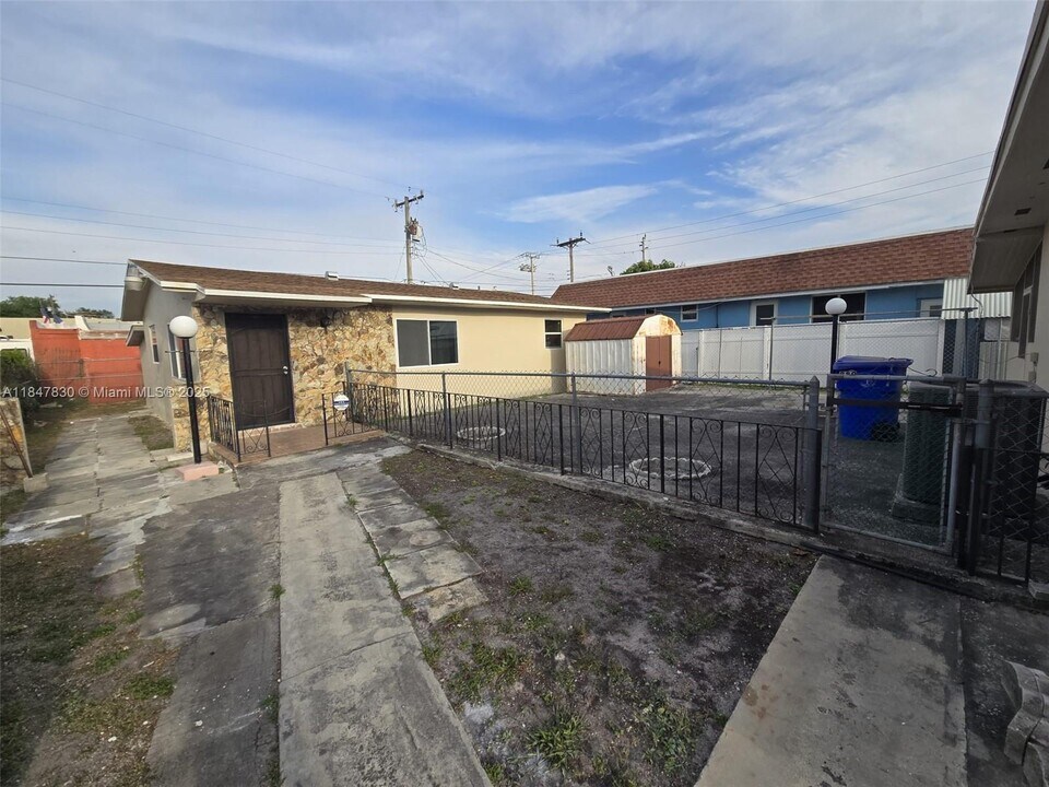882 NW 26th Ave in Miami, FL - Building Photo