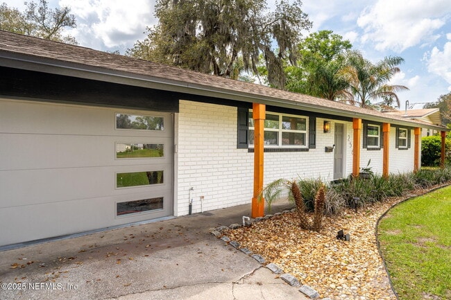 256 Baisden Rd in Jacksonville, FL - Foto de edificio - Building Photo