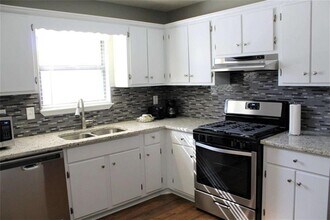 1068 Falling Water Dr in Smyrna, GA - Building Photo - Building Photo