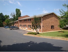 2033 Oakdale Rd in Charlotte, NC - Building Photo