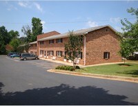 2033 Oakdale Rd Apartments