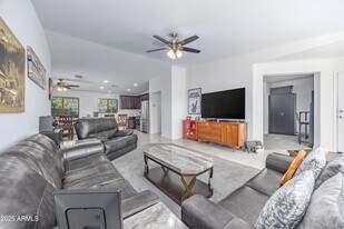 18557 W Pueblo Ave, Unit B in Goodyear, AZ - Building Photo