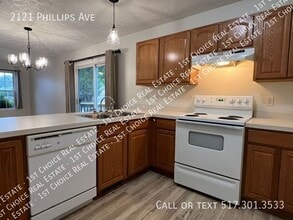 2121 Phillips Ave in Holt, MI - Building Photo - Building Photo