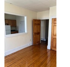 27 Park St, Unit 5 in Somerville, MA - Foto de edificio - Building Photo