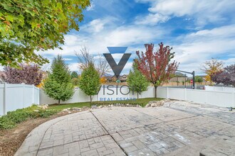 10881 Pine Shadow Rd in South Jordan, UT - Foto de edificio - Building Photo