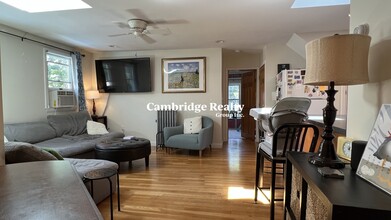 24 Burnham St, Unit 3A in Somerville, MA - Foto de edificio - Building Photo