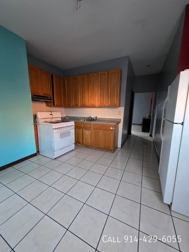 104 Oak St in Yonkers, NY - Building Photo - Building Photo