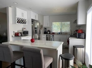 6690 Amberly St in San Diego, CA - Building Photo - Building Photo