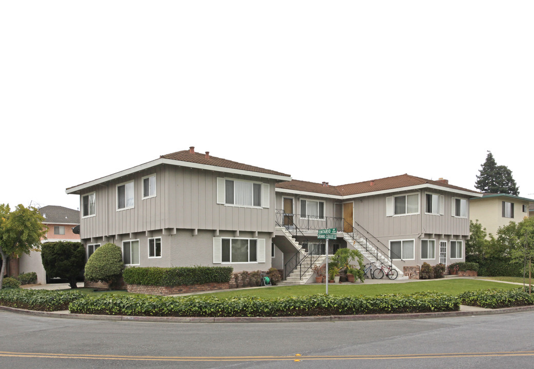 682 Grand Coulee Ave in Sunnyvale, CA - Foto de edificio