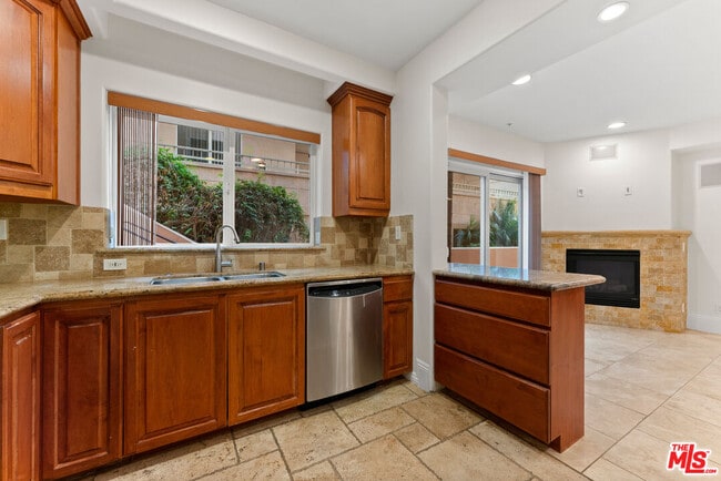 16123 Sunset Blvd in Los Angeles, CA - Building Photo - Building Photo