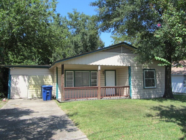 1310 16th St in Huntsville, TX - Building Photo
