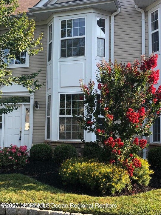 163 Shinnecock Dr in Englishtown, NJ - Building Photo