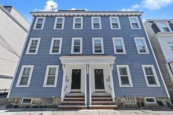 174 Bowen St, Unit 1 in Boston, MA - Building Photo