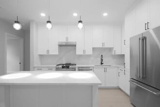 18 Artisan Dr in Salem, NH - Foto de edificio - Building Photo