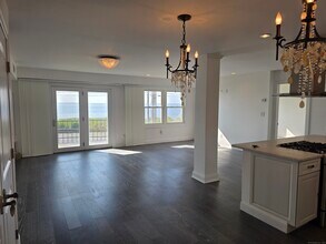215 Beach St in West Haven, CT - Building Photo - Building Photo