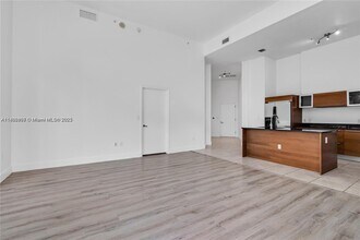 1900 N Bayshore Dr, Unit 516 in Miami, FL - Building Photo - Building Photo
