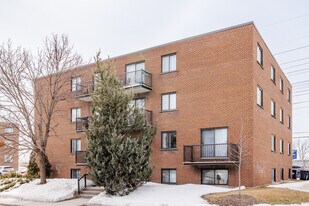 490 Ampère Av in Laval, QC - Building Photo