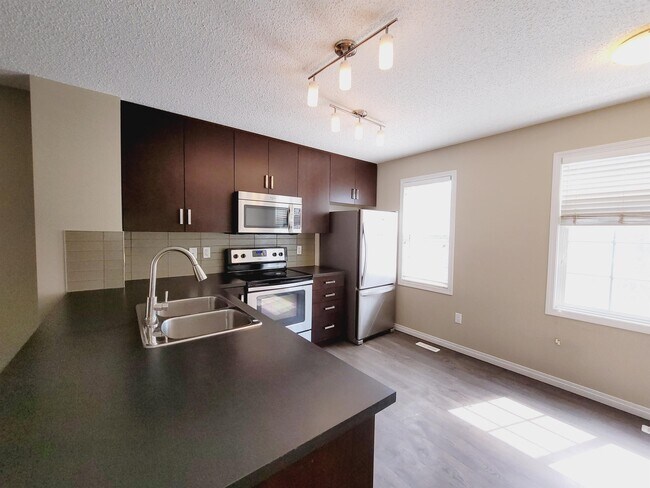 9151 Shaw Way SW in Edmonton, AB - Building Photo - Building Photo