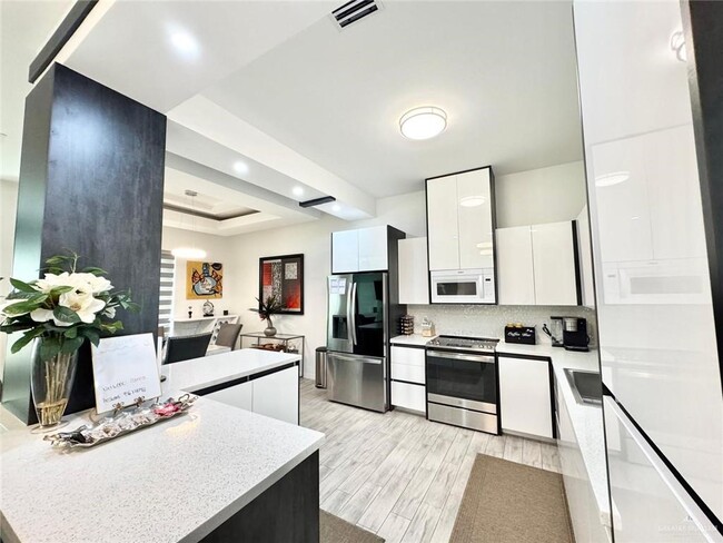 26 Sequoia Ave in McAllen, TX - Building Photo - Building Photo