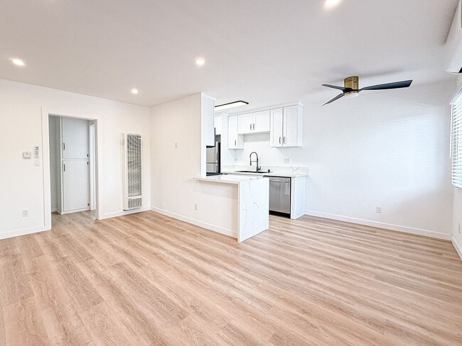 1021 N Edinburgh Ave, Unit 5
