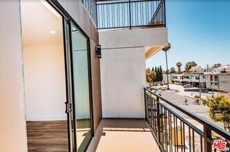 1482 S Sherbourne Dr-Unit -303 in Los Angeles, CA - Building Photo - Building Photo